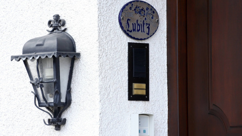 Placa en la entrada de la casa de Andreas Lubitz.  REUTERS/Ralph Orlowski
