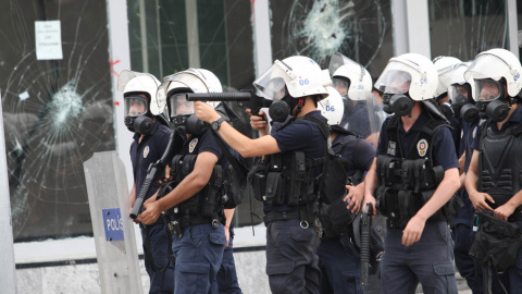 Agentes de Policía turcos durante una manifestación en Estambul en junio de 2013. - AFP Agentes de Policía turcos durante una manifestación en Estambul en junio de 2013. - AFP