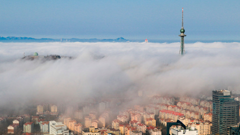 Edificios residenciales, entre la nubla en la ciudad de Qingdao, provincia de Shangdong. /REUTERS