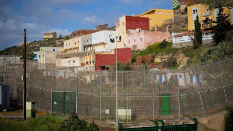 Doce kilómetros de acero y cuchillas separan dos mundos. - JAIRO VARGAS