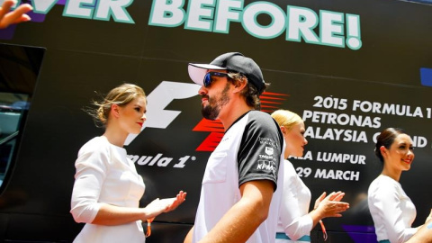 El piloto Fernando Alonso, antes de empezar la carrera./ EFE El piloto Fernando Alonso, antes de empezar la carrera./ EFE