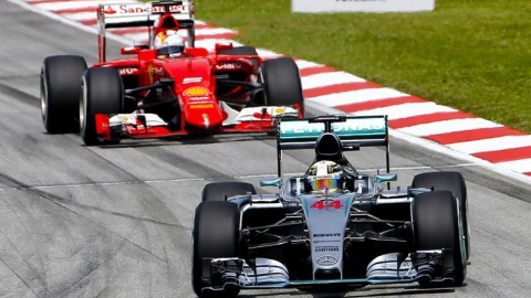 Hamilton, por delante de Vettel al inicio de la carrera/ EFE Hamilton, por delante de Vettel al inicio de la carrera/ EFE
