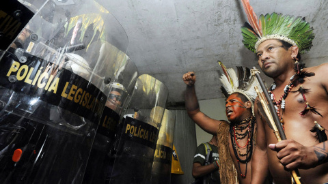 Dos indígenas brasileños, durante una protesta en diciembre de 2014. - AFP Dos indígenas brasileños, durante una protesta en diciembre de 2014. - AFP
