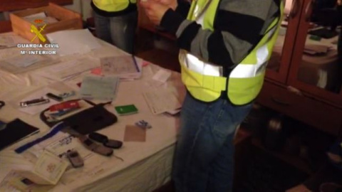 Foto de la Guardia Civil, de los agentes registrando el domicilio de la familia de origen marroquí detenida por yihadismo. E.P.