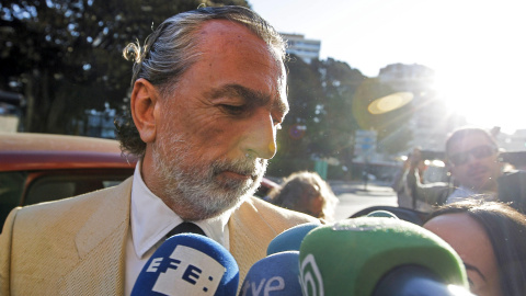 En la foto,Francisco Correa, uno de los supuestos cabecillas de la trama Gürtel, a su llegada al tribunal. EFE/Manu Bruque