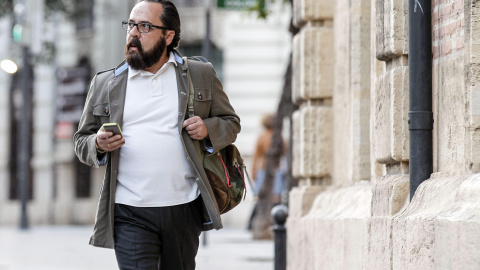 Alvaro Pérez "El Bigotes", uno de los supuesto cabecillas de la trama Gürtel, a su llegada al tribunal. EFE/Manu Bruque