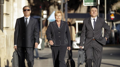 En la foto, la exconsejera de Turismo Milagrosa Martínez, durante cuyo mandato se adjudicaron los primeros contratos investigados, actual alcaldesa de Novelda (Alicante), expulsada ayer del PPCV, a su llegada al tribunal./ EFE-Juan Carlos C