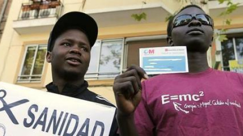 Inmigrantes reclaman su derecho a la atención sanitaria./ EFE Inmigrantes reclaman su derecho a la atención sanitaria./ EFE