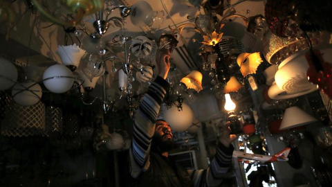 Un vendedor de lámparas trabaja casi a oscuras durante un apagón masivo hoy, martes 31 de marzo de 2015, en Estambul (Turquía). EFE/Sedat Suna Un vendedor de lámparas trabaja casi a oscuras durante un apagón masivo hoy, martes 31 de marzo de 2015, en Estambul (Turquía). EFE/Sedat Suna