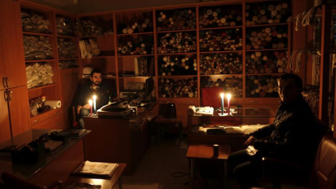 Los trabajadores de una tienda esperan a la luz de las velas durante un apagón masivo hoy, martes 31 de marzo de 2015, en Estambul (Turquía). Turquía ha quedado hoy paralizada por un apagón masivo de causas desconocidas, que ha dejado compl Los trabajadores de una tienda esperan a la luz de las velas durante un apagón masivo hoy, martes 31 de marzo de 2015, en Estambul (Turquía). Turquía ha quedado hoy paralizada por un apagón masivo de causas desconocidas, que ha dejado compl