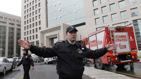Personal de seguridad prohíbe el paso a la prensa después de que un grupo de desconocidos penetraran en el edificio del Palacio de Justicia Caglayan y tomaran como rehen a un fiscal, en Estambul. EFE/Sedat Suna Personal de seguridad prohíbe el paso a la prensa después de que un grupo de desconocidos penetraran en el edificio del Palacio de Justicia Caglayan y tomaran como rehen a un fiscal, en Estambul. EFE/Sedat Suna