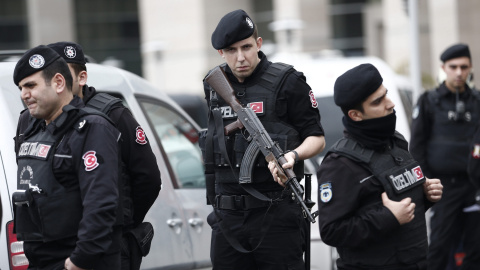 Miembros de la policía antidisturbios toman posiciones después de que un grupo de desconocidos penetraran en el edificio del Palacio de Justicia Caglayan, en Estambul, y tomaran como rehen a un fiscal. EFE/Sedat Suna Miembros de la policía antidisturbios toman posiciones después de que un grupo de desconocidos penetraran en el edificio del Palacio de Justicia Caglayan, en Estambul, y tomaran como rehen a un fiscal. EFE/Sedat Suna