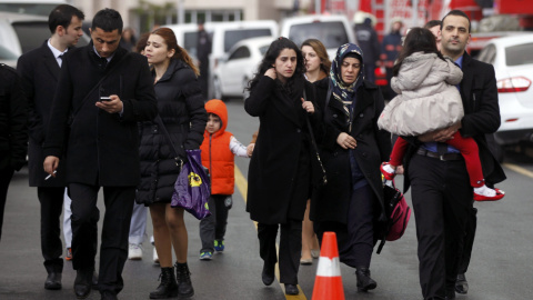 Empleados del Palacio de Justicia de Estambul abandonan el edificio tras el asalto de los miembros del DHKP-C. REUTERS/Osman Orsal Empleados del Palacio de Justicia de Estambul abandonan el edificio tras el asalto de los miembros del DHKP-C. REUTERS/Osman Orsal