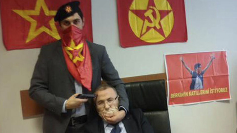 Fotografía publicada en Twitter por el partido ilegalizado DHKP-C que muestra a una persona no identificada mientras apunta con un arma a la cabeza de un fiscal en el Palacio de Justicia Caglaya, en Estambul. EFE/Dhkp-C / Handout Fotografía publicada en Twitter por el partido ilegalizado DHKP-C que muestra a una persona no identificada mientras apunta con un arma a la cabeza de un fiscal en el Palacio de Justicia Caglaya, en Estambul. EFE/Dhkp-C / Handout