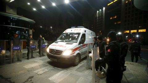 Una ambulancia abandona el Palacio de Justicia de Estambul, tras la operación policial para liberar al fiscal tomado como rehén por miembros del DHKP-C. REUTERS/Osman Orsal