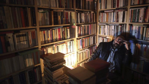 Un librero aguarda casi a oscuras en su tienda durante un apagón masivo hoy, martes 31 de marzo de 2015, en Estambul (Turquía). Turquía ha quedado hoy paralizada por un apagón masivo de causas desconocidas, que ha dejado completamente sin e