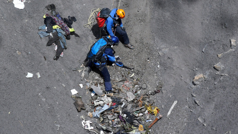 Miembros de los servicios de búsqueda trabajan en la recuperación de restos y de la segunda caja negra en el lugar donde se estrelló el Airbus A320 de la aerolínea Germanwings en los Alpes franceses. /Yoan Valat (EFE) Miembros de los servicios de búsqueda trabajan en la recuperación de restos y de la segunda caja negra en el lugar donde se estrelló el Airbus A320 de la aerolínea Germanwings en los Alpes franceses. /Yoan Valat (EFE)