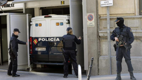 Vista del furgón policial que ha trasladado a los 15 presuntos anarquistas detenidos esta semana en Madrid, Palencia y Barcelona. EFE/Emilio Naranjo Vista del furgón policial que ha trasladado a los 15 presuntos anarquistas detenidos esta semana en Madrid, Palencia y Barcelona. EFE/Emilio Naranjo