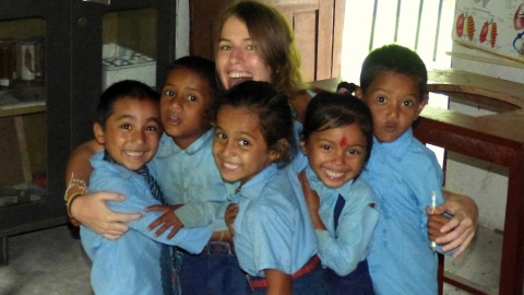 La cooperante Adriana López Higueras abraza a unos niños nepalíes