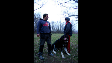 Alberto y su mujer, Rosi, junto a uno de los 11 mastines que cuidan de sus ovejas en Santa Colomba de Sanabria, Zamora. LUCÍA VILLA