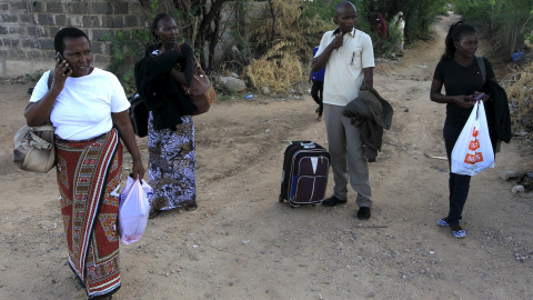 Vecinos de la zona, tras el secuestro de del grupo islamista Al Shabaab en una universidad de Kenia. /Noor Khamis (REUTERS)