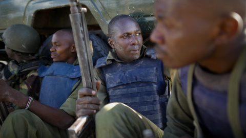Soldados de las Fuerzas de Defensa de Kenia se preparan para tomar la Universidad de Garissa.- Dai Kurokawa (EFE)