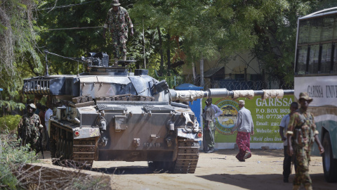 Un tanque de las Fuerzas de Defensa de Kenia llega a la Universidad de Garissa, en el este de Kenia.- Dai Kurokawa (EFE)