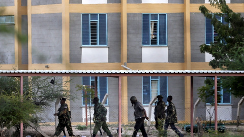 Soldados de las Fuerzas de Defensa de Kenia se preparan para tomar la Universidad de Garissa, en el este de Kenia.- /Dai Kurokawa (EFE)
