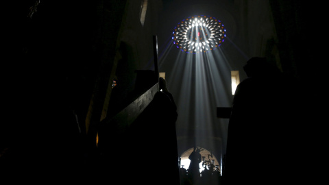 Un paso es portado por la hermandad del Calvario, durante una procesión de Semana Santa en Córdoba. /JAVIER BARBANCHO (REUTERS)