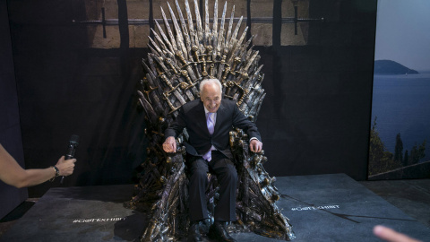 El expresidente israelí, Shimon Peres sonríe mientras se sienta en el Trono de Hierra, durante la inauguración de una exposición de Juego de Tronos en Tel Aviv. /BAZ RATNER (REUTERS)