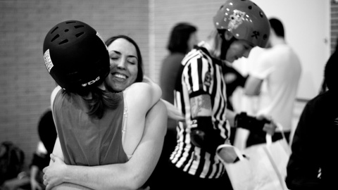 Almudena, expatriada en Londres, se abraza con una de sus compañeras de Roller Derby Madrid.- CHRISTIAN GONZÁLEZ Almudena, expatriada en Londres, se abraza con una de sus compañeras de Roller Derby Madrid.- CHRISTIAN GONZÁLEZ