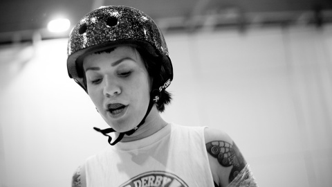 Una de las integrantes de equipo de Roller Derby Madrid toma aire durante un breve descanso entre los ejercicios.- CHRISTIAN GONZÁLEZ Una de las integrantes de equipo de Roller Derby Madrid toma aire durante un breve descanso entre los ejercicios.- CHRISTIAN GONZÁLEZ