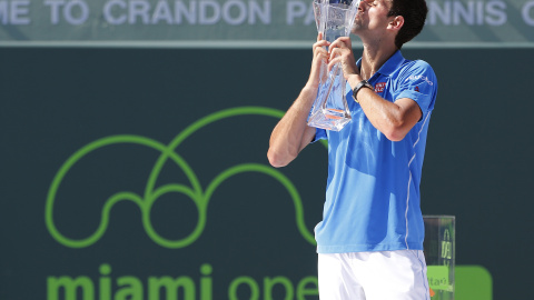 Djokovic, con su trofeo de campeón de Miami. REUTERS Djokovic, con su trofeo de campeón de Miami. REUTERS