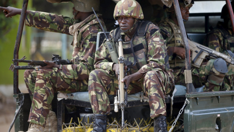 Soldados kenianos junto a la Universidad de Garissa. - REUTERS Soldados kenianos junto a la Universidad de Garissa. - REUTERS