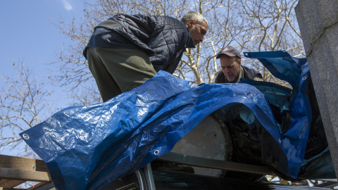 Unos operarios colocan el busto de Edward Snowden en el parque Fort Greene, en Brooklyn, Nueva York.. REUTERS/Brendan McDermid