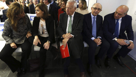 La vicepresidenta del Gobierno, Soraya Sáenz de Santamaría, los ministros de Exteriores, José Manuel García-Margallo, Hacienda, Cristóbal Montoro, e Interior, Jorge Fernández Díaz, y la presidenta del PPC, Alicia Sánchez-Camacho, durante la La vicepresidenta del Gobierno, Soraya Sáenz de Santamaría, los ministros de Exteriores, José Manuel García-Margallo, Hacienda, Cristóbal Montoro, e Interior, Jorge Fernández Díaz, y la presidenta del PPC, Alicia Sánchez-Camacho, durante la