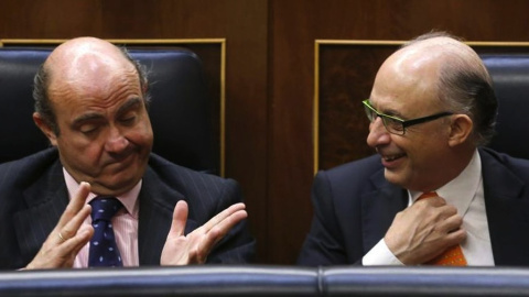Los ministros de Economía y de Hacienda, Luis de Guindos y Cristóbal Montoro, en sus escaños en el Congreso. EFE Los ministros de Economía y de Hacienda, Luis de Guindos y Cristóbal Montoro, en sus escaños en el Congreso. EFE
