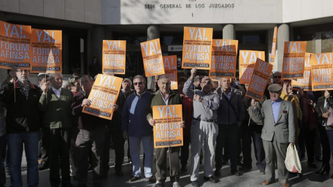 Varios de los afectados protestando a la entrada de los juzgados de Plaza Castilla. EFE/Emilio Naranjo Varios de los afectados protestando a la entrada de los juzgados de Plaza Castilla. EFE/Emilio Naranjo