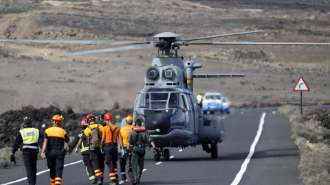 Un helicóptero Súper Puma participa en simulacro de accidente aéreo en Canarias realizado en las cercanías de la base aérea de Gando. Un helicóptero Súper Puma participa en simulacro de accidente aéreo en Canarias realizado en las cercanías de la base aérea de Gando.