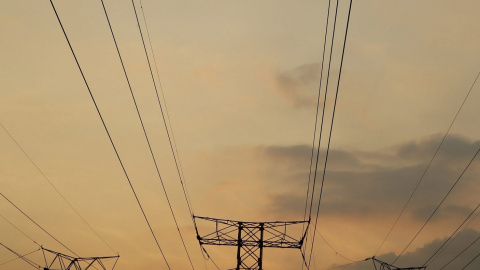 Torres de alta tensión. REUTERS Torres de alta tensión. REUTERS
