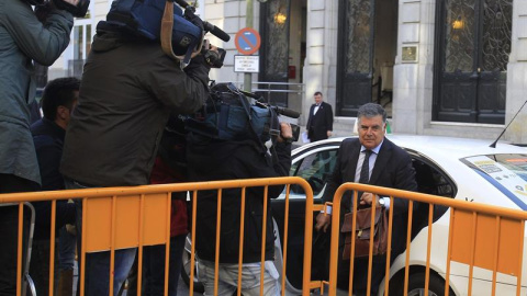 El exconsejero de Empleo de la Junta de Andalucía José Antonio Viera, a su llegada al Tribunal Supremo para abrir el "desfile" de aforados que declararán por el caso de ERE en los próximos días, entre ellos los expresidentes andaluces Manue El exconsejero de Empleo de la Junta de Andalucía José Antonio Viera, a su llegada al Tribunal Supremo para abrir el "desfile" de aforados que declararán por el caso de ERE en los próximos días, entre ellos los expresidentes andaluces Manue
