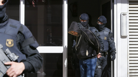 Agentes de los Mossos d'Esquadra custodian a una de las nueve personas que han sido detenidas en el marco de una operación contra el terrorismo yihadista que están llevando a cabo la policía catalana, coordinada por el juzgado número 1 de l Agentes de los Mossos d'Esquadra custodian a una de las nueve personas que han sido detenidas en el marco de una operación contra el terrorismo yihadista que están llevando a cabo la policía catalana, coordinada por el juzgado número 1 de l