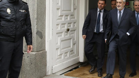 El expresidente de la Junta de Andalucía Jose Antonio Griñán a su salida del Tribunal Supremo para declarar voluntariamente como imputado ante el magistrado que instruye el Caso ERE. EFE/Juan Carlos Hidalgo El expresidente de la Junta de Andalucía Jose Antonio Griñán a su salida del Tribunal Supremo para declarar voluntariamente como imputado ante el magistrado que instruye el Caso ERE. EFE/Juan Carlos Hidalgo