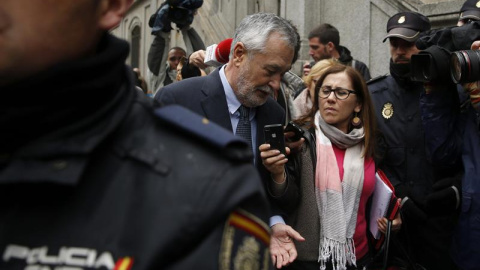 El expresidente de la Junta de Andalucía Jose Antonio Griñán a su salida del Tribunal Supremo para declarar voluntariamente como imputado ante el magistrado que instruye el Caso ERE. EFE/Juan Carlos Hidalgo El expresidente de la Junta de Andalucía Jose Antonio Griñán a su salida del Tribunal Supremo para declarar voluntariamente como imputado ante el magistrado que instruye el Caso ERE. EFE/Juan Carlos Hidalgo