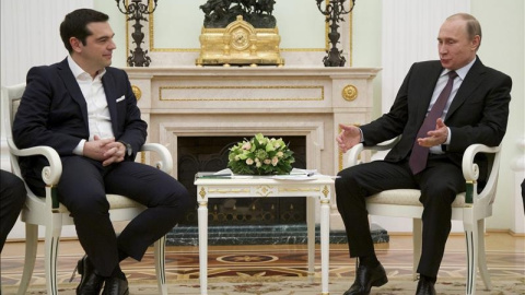 El presidente ruso, Vladímir Putin (d), habla con el primer ministro girego, Alexis Tsipras (c). / EFE El presidente ruso, Vladímir Putin (d), habla con el primer ministro girego, Alexis Tsipras (c). / EFE