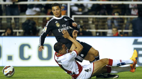 El delantero portugués del Real Madrid, Cristiano Ronaldo (arrriba), cae ante el defensa del Rayo Vallecano, Amaya. /EFE El delantero portugués del Real Madrid, Cristiano Ronaldo (arrriba), cae ante el defensa del Rayo Vallecano, Amaya. /EFE