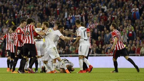 Tangana entre los jugadores del Valencia y del Athletic en la jugada de la expulsión de Otamendi. /EFE Tangana entre los jugadores del Valencia y del Athletic en la jugada de la expulsión de Otamendi. /EFE