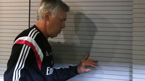 El técnico del Real Madrid, Carlo Ancelotti, hoy a su llegada a la rueda de prensa. /EFE El técnico del Real Madrid, Carlo Ancelotti, hoy a su llegada a la rueda de prensa. /EFE