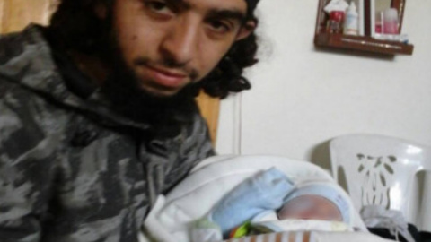 Kokito Castillejos, también conocido como Abu Tasnim “El Magrebí, sostiene a su hijo en Siria. Kokito Castillejos, también conocido como Abu Tasnim “El Magrebí, sostiene a su hijo en Siria.