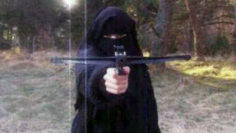 Hayat Boumeddiene, pareja del yihadista Amedy Coulibaly, cómplice de los terroristas de la matanza de Charlie Hebdo de parís en enero de 2015. Hayat Boumeddiene, pareja del yihadista Amedy Coulibaly, cómplice de los terroristas de la matanza de Charlie Hebdo de parís en enero de 2015.